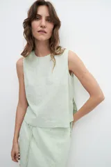 Musculosa verde manzana de lino con breteles finos y lazos laterales.