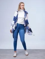 Cardigan estampado con diseño a cuadros en tonos azul, blanco y marrón. Tiene mangas largas regulables con presilla y botón.