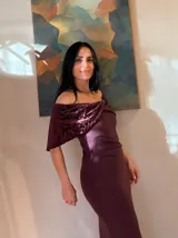 Vestido midi de corte ajustado en color bordó, con escote tipo bardot y detalle de solapa en terciopelo con estampado animal print. Presenta una abertura lateral en el ruedo.