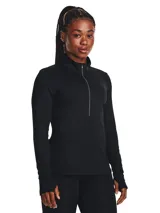Buzo deportivo de media cremallera, diseñado para running. Presenta cuello alto, mangas largas con orificios para los pulgares y abertura para reloj en la muñeca izquierda. Confeccionado en tejido elástico que absorbe el sudor y se seca rápidamente.
