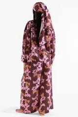 Pantalón ancho de corte fluido con estampado floral en tonos marrones y rosados, confeccionado en mezcla de viscosa y poliamida, con bolsillos laterales y elástico en la cintura.