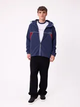 Campera de polar con cierre frontal, capucha ajustable y diseño con bloques de color azul marino y detalles en bordó. Presenta el logo de la marca bordado en el pecho.