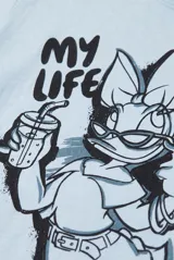 Remera celeste de manga corta y cuello redondo, con estampado frontal de la Pata Daisy en estilo sketch y la inscripción "My Life".