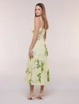 Vestido midi de algodón color amarillo con estampado floral, marca Julia Jordan, escote recto, breteles anchos y falda de caída amplia con bolsillos laterales.