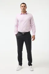 Camisa rosa claro de algodón con cuello clásico y mangas largas.
