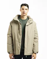 Campera negra de estilo urbano, confeccionada en tejido taslon resistente, con capucha integrada, cierre frontal oculto por solapa con botones a presión y bolsillos laterales.