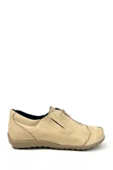 Zapato bajo color beige de cuero con cierre de cremallera frontal.