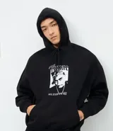Hoodie negro de corte holgado con capucha y bolsillo frontal tipo canguro. Presenta una estampa fotográfica de Tupac Shakur en el pecho con el texto 'Tupac' y 'All Eyez On Me'.