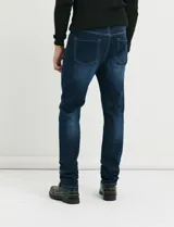Pantalón de jean con diseño de cinco bolsillos y corte recto slim.