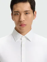 Camisa blanca de vestir para hombre, marca BOSS Black, corte slim fit, de manga larga y cuello clásico.