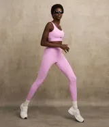 Pantalón legging deportivo de microfibra color azul marino, con cintura elástica contrastante en tono bordó que incluye texto estampado.
