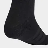 Pack de tres pares de medias Adidas de media caña, color negro, con plantilla acolchada y refuerzo en el arco plantar. Presentan el logo de la marca bordado en el lateral y las tres bandas características en la zona del empeine.