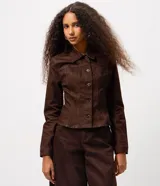 Campera de sarga color marrón chocolate, con diseño entallado, cuello con solapa, cierre frontal con botones y costuras estructuradas visibles.