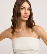 Blusa strapless de sastrería con escote recto doblado y rayas verticales estilo tiza. Cierre trasero con cremallera.