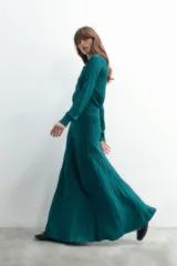 Falda larga verde esmeralda de tejido de punto con lurex y diseño plisado.