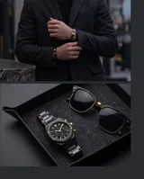 Pulsera elástica compuesta por eslabones de cerámica negra con acabado facetado y una pieza central rectangular con baño de oro.