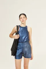 Musculosa azul metalizada de lino, con cuello redondo y sisas amplias.