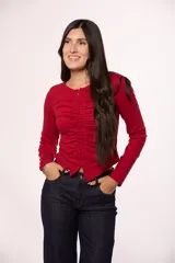 Remera de manga larga color rojo, confeccionada en algodón, con diseño ajustado al cuerpo. Presenta un detalle de frunce central vertical con cierre frontal y cuello redondo.