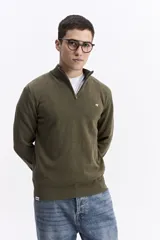 Buzo de punto con medio cierre frontal, cuello elevado y puños acanalados. Presenta un pequeño logo bordado en el pecho.