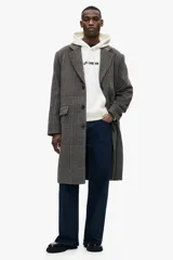 Canguro de algodón con capucha y cordones ajustables, bolsillo frontal tipo canguro, hombros caídos y puños acanalados. Presenta un estampado frontal con el logo de Ford GT.