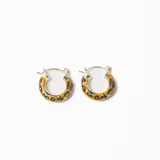 Aros tipo argolla pequeña con diseño de estampado animal print en tonos dorados y negros.