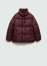 Campera puffer de cuello alto con diseño acolchado, cierre oculto de cremallera y botones a presión, y bolsillos laterales.