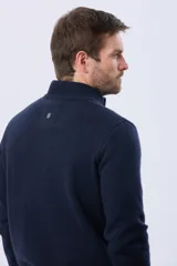 Buzo tejido de lana con cuello alto y medio cierre metálico frontal. Presenta puños y ruedo acanalados, con logo bordado en el pecho.