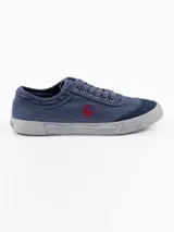 Zapatilla de lona azul marino con lavado especial estilo vintage, puntera de ante y logotipo bordado en rojo en el lateral.