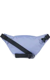 Riñonera negra de la marca JanSport, modelo Fifth Avenue, con parche frontal de la marca y cierres metálicos.