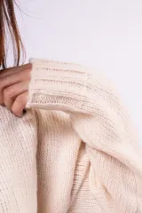 Sweater de punto grueso con cuello redondo, manga larga y diseño holgado. Presenta puños y ruedo acanalados.