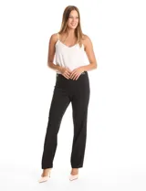 Pantalón sastrero de corte recto confeccionado en crepé negro, de diseño pull-on con apliques metálicos dorados en los laterales de la cintura. Cuenta con bolsillos laterales simulados y pinzas traseras de entalle.