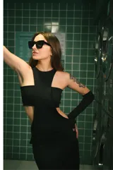 Vestido negro de lycra con cuello a la base y guantes largos incorporados.