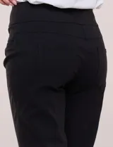 Pantalón blanco marca Ruby Rd. de gabardina elastizada, con pretina ancha elastizada, bolsillos delanteros simulados y bolsillos traseros aplicados.
