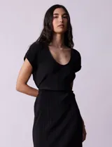 Vestido midi plisado color azul marino, con escote en V y lazo de ajuste en la cintura.