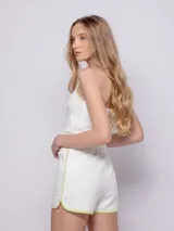 Short de punto color verde con calados y terminaciones con sesgo amarillo.