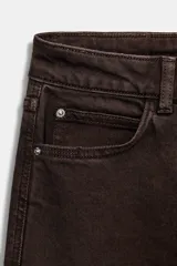 Jeans de tiro alto con corte mom fit, cinco bolsillos y cierre frontal con cremallera y botón.