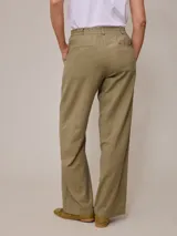 Pantalon de corte recto y tiro medio, confeccionado en una mezcla de algodon y lino. Presenta cierre frontal con boton y bolsillos laterales.