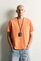 Camiseta básica de corte regular fit, con cuello redondo y mangas cortas de color blanco.