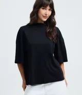 Remera básica negra de algodón con cuello alto y mangas cortas holgadas.