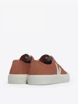 Zapatillas Veja Wata II Low color ladrillo, confeccionadas en algodón orgánico con logo en contraste y suela de caucho.