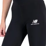 Calza deportiva New Balance, color negro, de corte ajustado y tiro alto, con el logo de la marca en blanco en la parte inferior de la pierna izquierda.