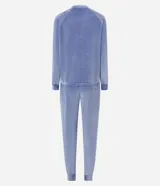 Pijama largo de dos piezas confeccionado en plush, compuesto por una blusa de manga larga con cuello redondo y un pantalón con cintura elástica y puños ajustados en los tobillos.