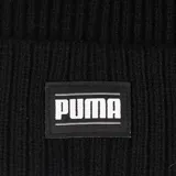Gorro de lana gris con textura acanalada y logo de Puma en etiqueta rectangular negra en el frente.