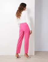 Pantalón de vestir color fucsia, de crepe, marca Zac & Rachel, con bolsillos inclinados en la parte delantera y bolsillos ojal en la parte trasera.