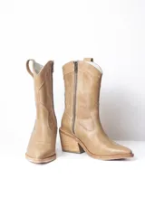 Botas de cuero color beige, de caña media, con puntera fina y taco de madera.