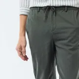Pantalón chino de corte regular, color verde oscuro, confeccionado con mezcla de lino.