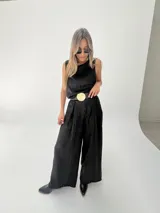 Conjunto de musculosa y pantalón palazzo color dorado brillante. La musculosa es sin mangas y el pantalón es de corte ancho con cintura alta.