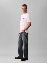 Remera de cuello redondo y manga corta, confeccionada en algodón. Presenta un estampado gráfico en el pecho con el logo de la marca, la frase 'since 1978' y 'new york city', junto a un cuadrado rojo central.