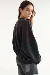 Campera estilo bomber de algodón color bordó, con interior de polar, cierre frontal de doble cursor, cuello mao, mangas abullonadas y detalles de costuras decorativas pespunteadas en el pecho y las mangas. Cuenta con el logo bordado de la marca en el pecho.