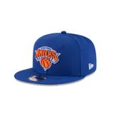 Gorro New Era azul con logo bordado de los New York Knicks en el frente y logo de New Era bordado en el lateral.